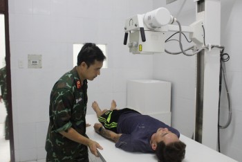 Bệnh xá Đảo Song Tử Tây điều trị cho ngư dân Bình Thuận bị giảm áp khi lặn