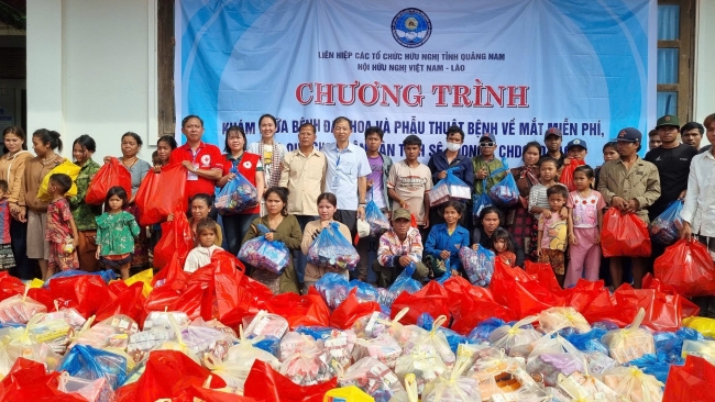 Quảng Nam khám chữa bệnh, tặng quà cho người dân tỉnh Sekong (Lào)