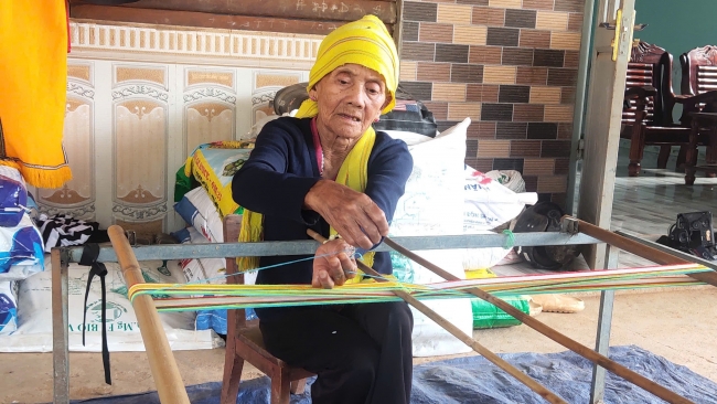 Những bàn tay níu nghề thổ cẩm ở Đạ Long