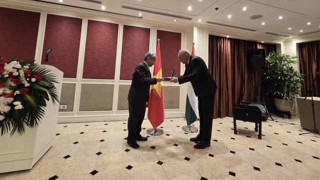TS. Vũ Hoài Chương được trao tặng Huân chương Hungary hạng Chữ thập Hiệp sĩ