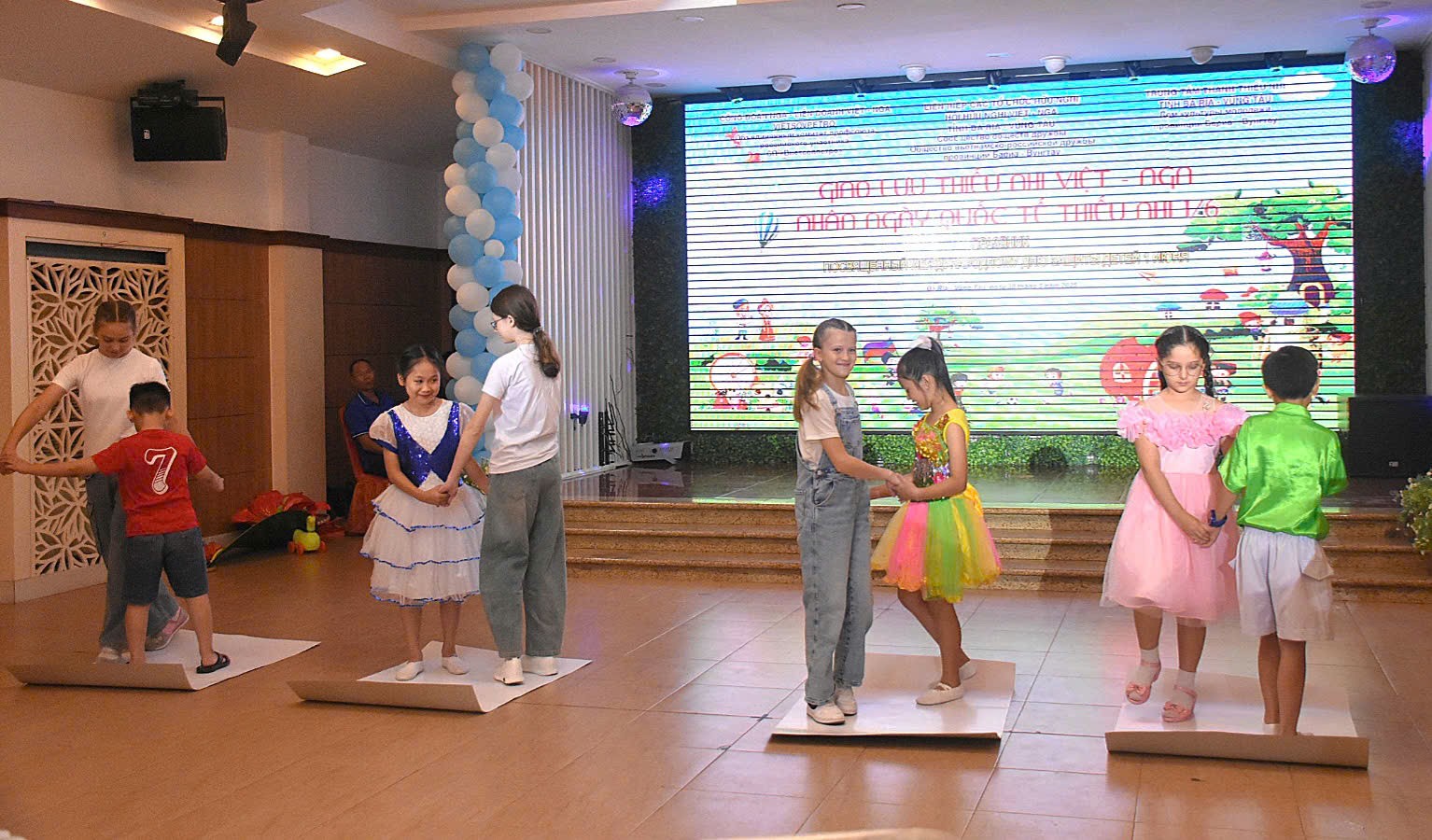 Hơn 200 thiếu nhi Việt - Nga tham gia "Khăn hồng hữu nghị"
