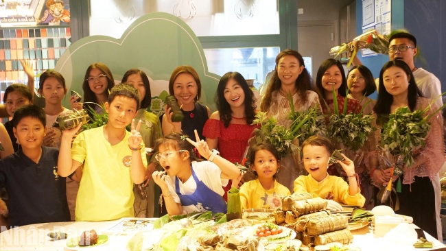 Phụ nữ, trẻ em Việt - Trung chia sẻ nét đẹp truyền thống