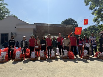 Kiều bào Nhật Bản trao quà, học bổng cho người dân biên giới Nghệ An
