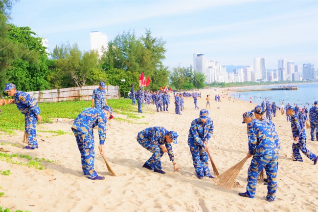Chiến sĩ Hải quân hưởng ứng Ngày Chủ nhật xanh, lan tỏa thông điệp vì môi trường biển