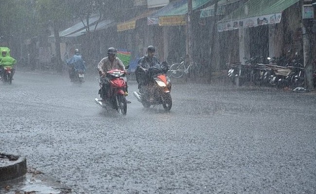 Thời tiết hôm nay (9/6): Bắc Bộ có mưa dông, Trung Bộ nắng nóng