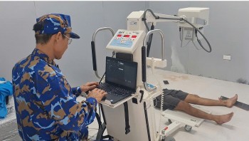 Bệnh xá đảo Sinh Tồn cấp cứu ngư dân bị vỡ xương