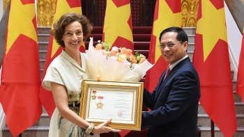 tong giam doc unesco nhan ky niem chuong vi su nghiep ngoai giao viet nam