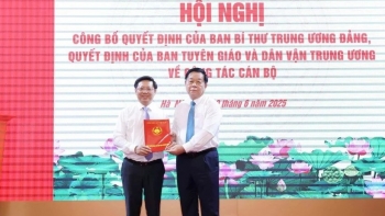 cong bo quyet dinh cua ban bi thu ve nhan su ban tuyen giao va dan van trung uong