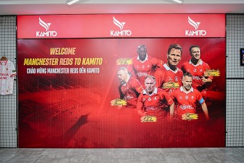cac cau thu huyen thoai manchester united tham quan va trai nghiem san pham tai showroom kamito