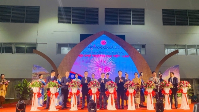 Khám phá sản vật độc đáo hai nước tại Hội chợ Thương mại Việt - Lào 2025