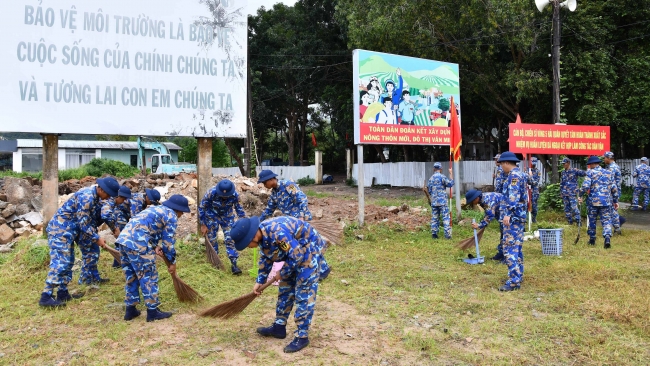 Bộ đội Hải quân Vùng 5 giúp dân Suối Mây sửa đường, gia cố nhà cửa giữa mùa mưa