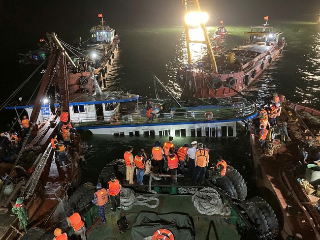 Lật tàu trên vịnh Hạ Long: Đã trục vớt được tàu gặp nạn, tìm thấy 48 nạn nhân