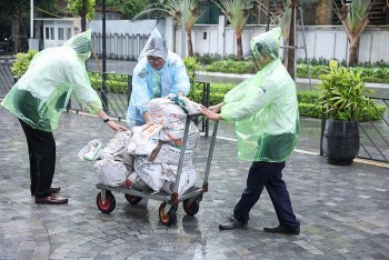Bão số 3 gây mưa dông kèm lốc sét ở Hà Nội, người dân chằng chống nhà cửa sẵn sàng ứng phó