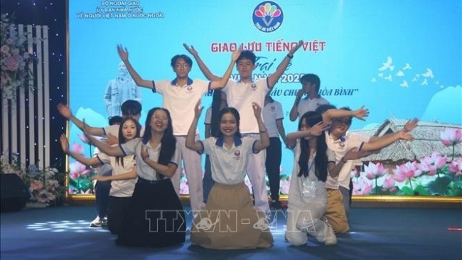 Thanh niên kiều bào giao lưu tiếng Việt để "viết tiếp câu chuyện hòa bình"