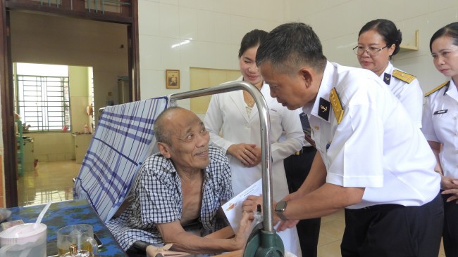 Hải đoàn 129 thăm hỏi, tặng quà cho các gia đình chính sách, người có công