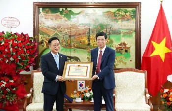 Tặng Bằng khen cho Đại sứ Du lịch Việt Nam tại Hàn Quốc Lý Xương Căn