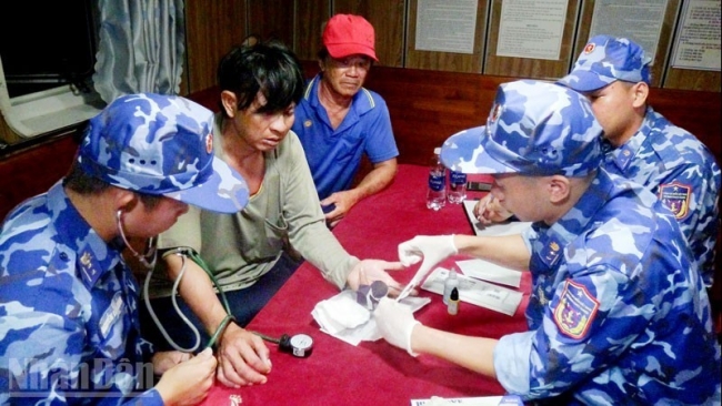 Cảnh sát biển kịp thời sơ cứu ngư dân bị tai nạn lao động trên biển Tây Nam