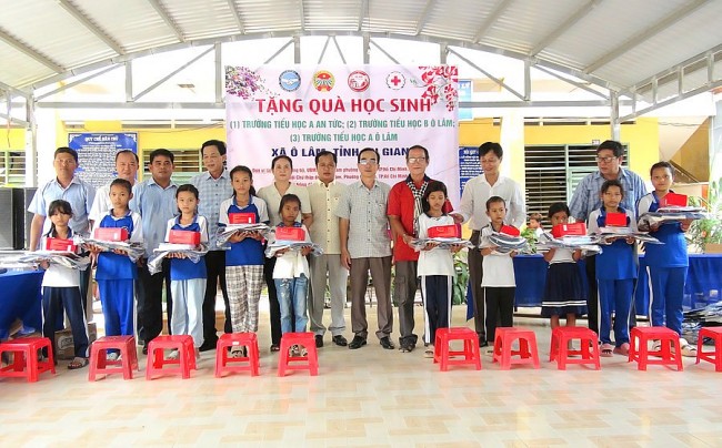 Trao 400 phần quà cho học sinh Khmer khó khăn tại An Giang