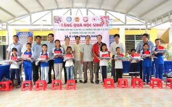 trao 400 phan qua cho hoc sinh khmer kho khan tai an giang