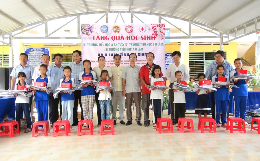 Trao 400 phần quà cho học sinh Khmer khó khăn tại An Giang