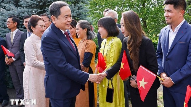 Chủ tịch Quốc hội gặp gỡ, trao đổi với cộng đồng người Việt Nam tại Thụy Sĩ
