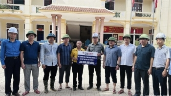 evngenco1 trao 1 ty dong ho tro nguoi dan chiu anh huong mua lu tai nghe an