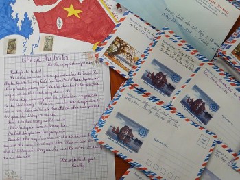 Xúc động trước hàng trăm lá thư tay của các cháu học sinh gửi tới Đặc khu Trường Sa