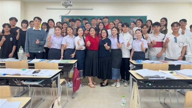 Lưu học sinh Lào khám phá tiếng Việt qua trải nghiệm thực tế tại Quảng Ninh