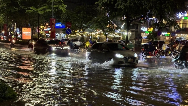 Thời tiết hôm nay (06/8): Mưa lớn cục bộ ở Bắc Bộ, cảnh báo lốc, sét, gió giật mạnh