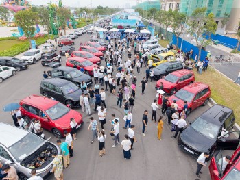 vinfast ban giao lo xe limo green dau tien cho khach hang