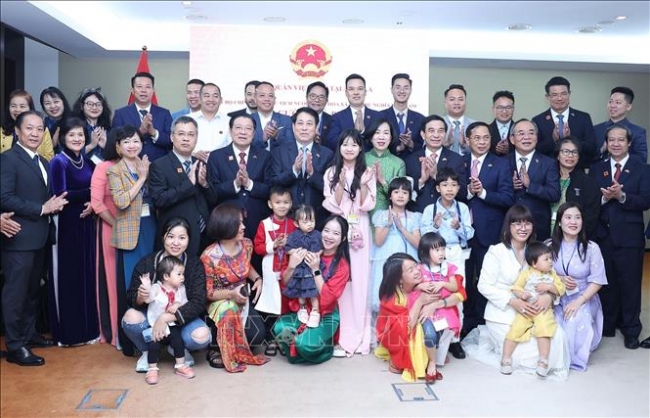 Chủ tịch nước Lương Cường gặp mặt cộng đồng người Việt Nam tại Angola