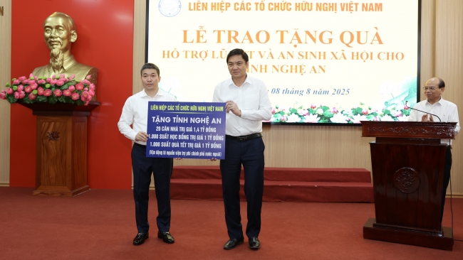 Liên hiệp các tổ chức hữu nghị Việt Nam trao gói hỗ trợ 3,4 tỷ đồng cho Nghệ An