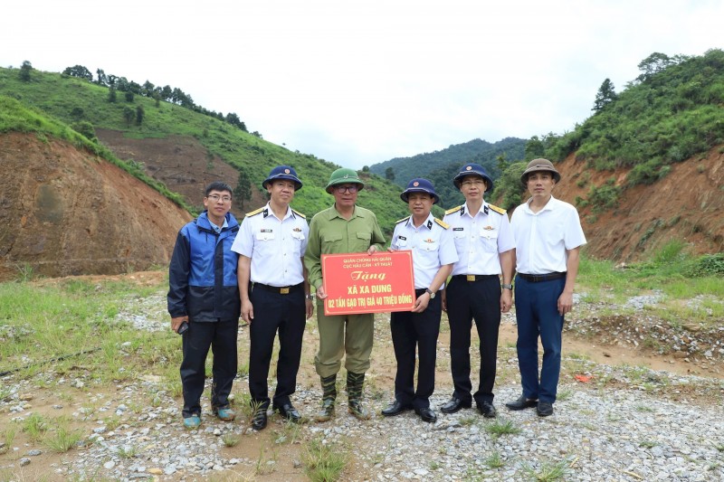 Cục Hậu cần - Kỹ thuật Hải quân thăm hỏi, tặng quà nhân dân tỉnh Điện Biên bị thiệt hại sau mưa lũ