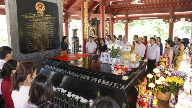 [Ảnh] Liên hiệp các tổ chức hữu nghị Việt Nam tri ân nguồn cội, sẻ chia cùng Nghệ An