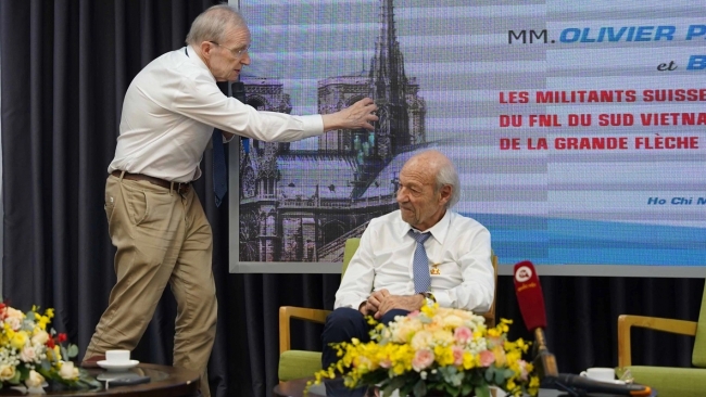 Những người bạn Thụy Sĩ và lá cờ Việt Nam trên đỉnh Nhà thờ Đức Bà Paris
