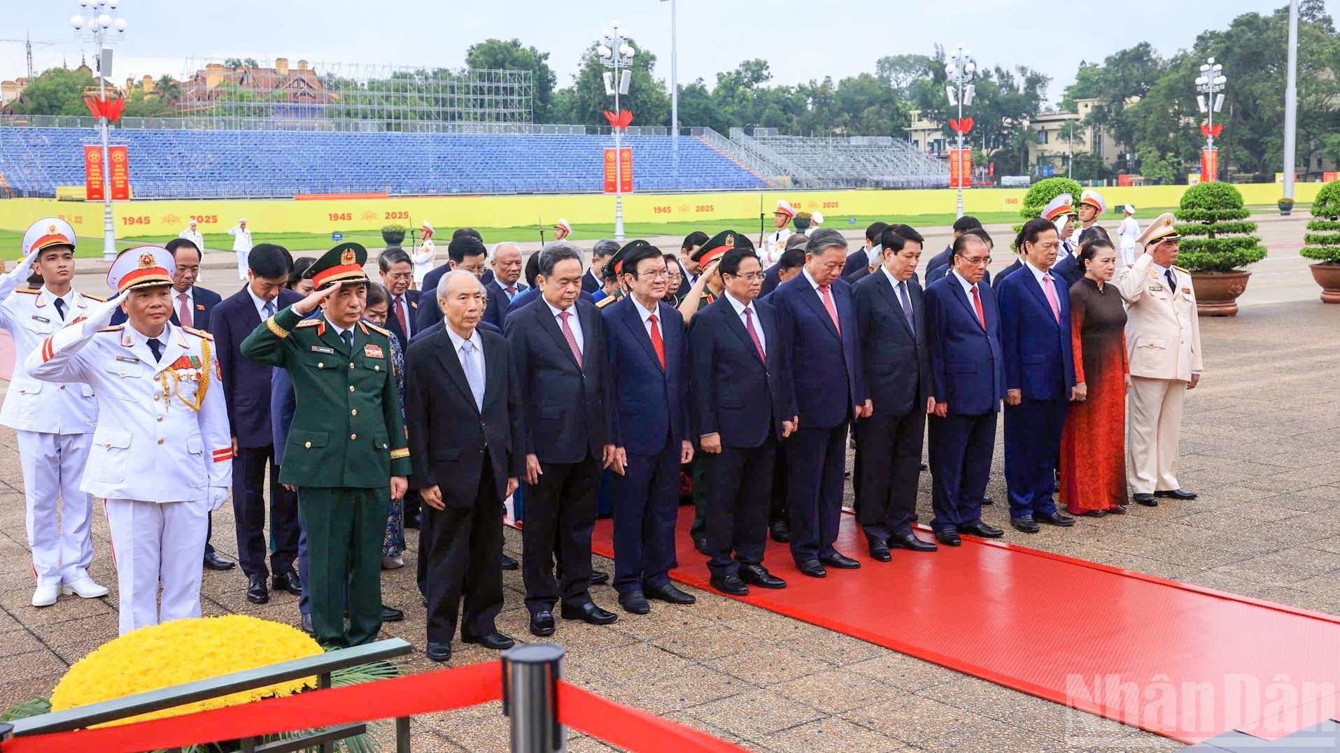 [Ảnh] Lãnh đạo Đảng, Nhà nước vào Lăng viếng Chủ tịch Hồ Chí Minh và dâng hương tưởng niệm các Anh hùng-Liệt sĩ