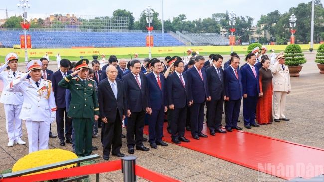 [Ảnh] Lãnh đạo Đảng, Nhà nước vào Lăng viếng Chủ tịch Hồ Chí Minh và dâng hương tưởng niệm các Anh hùng-Liệt sĩ