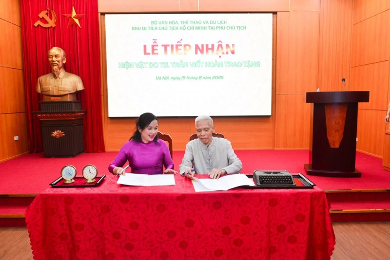 Người cận vệ trung thành của Bác Hồ trao tặng hiện vật quý cho Khu di tích Phủ Chủ tịch