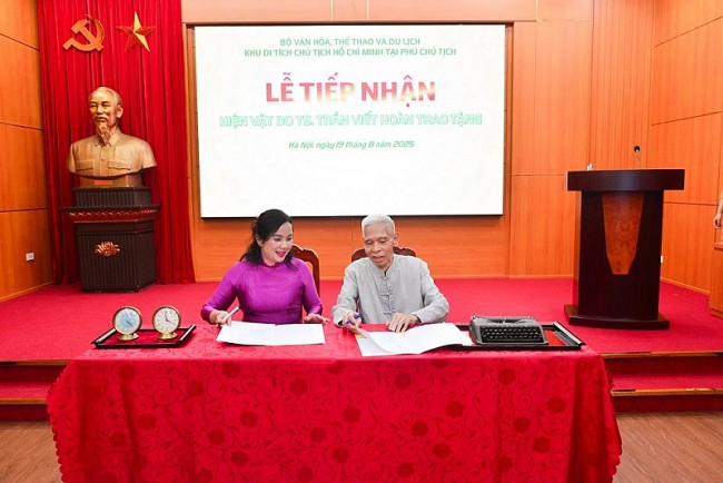 Người cận vệ trung thành của Bác Hồ trao tặng hiện vật quý cho Khu di tích Phủ Chủ tịch
