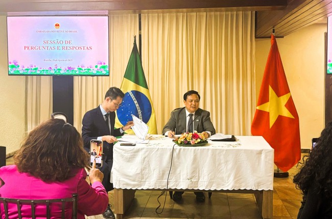 Chia sẻ thành tựu sau 80 năm phát triển đất nước với các nhà báo Brazil