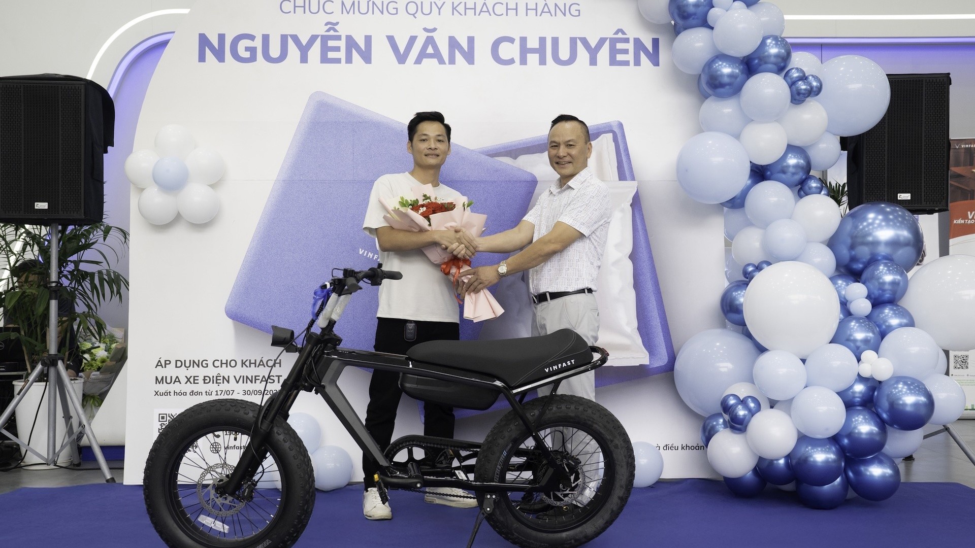 Khách hàng VinFast bất ngờ vì trải nghiệm “mua 1 được 2”