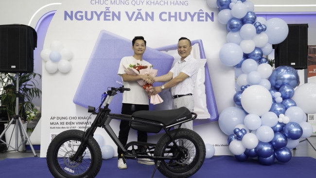 Khách hàng VinFast bất ngờ vì trải nghiệm “mua 1 được 2”