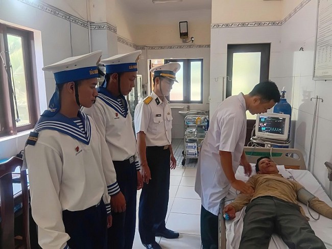 Quân y Đảo Trường Sa kịp thời cấp cứu ngư dân bị đột quỵ