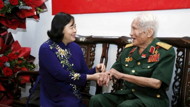 Trung tướng Nguyễn Quốc Thước nhận Huy hiệu 80 năm tuổi Đảng
