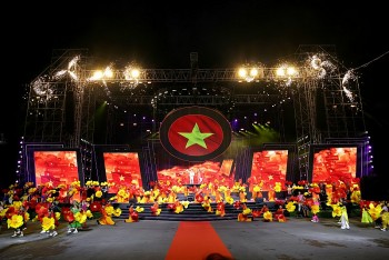 can tho ruc ro loi nguoi vang mai nui song trong dem hoi lon 29