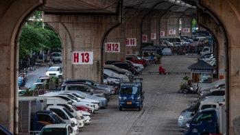 ha noi yeu cau xoa bo toan bo bai xe duoi gam cau