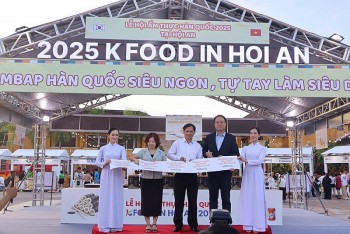 Người Việt hào hứng với lễ hội Hàn Quốc tại Hội An
