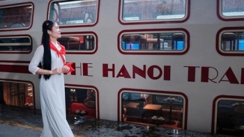 tao cam hung ve kinh thanh thang long voi doan tau du lich ha noi 5 cua o