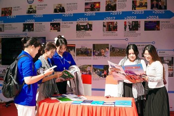 ruc ro sac mau huu nghi viet nam hoa ky tai can tho