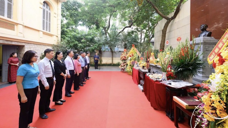 dang huong tuong niem dong chi tran phu tong bi thu dau tien cua dang